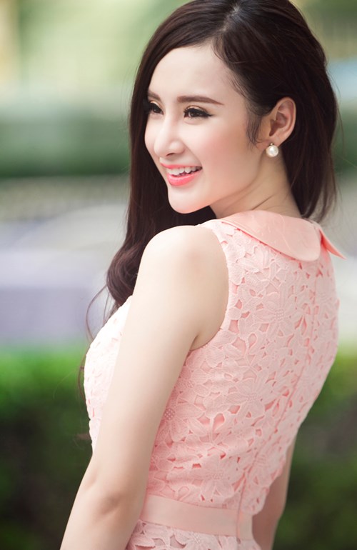 Tất cả Scandal gọi tên Angela Phương Trinh cùng với đó là cái mác 'gái hư' của làng giải trí Việt. Nghĩ về quá khứ đó, Angela Phương Trinh trải lòng: ''Không hiểu tại sao mọi chuyện lại đổ lên mình nhiều đến thế. Sau mỗi ồn ào Trinh đều vô cùng suy sụp và buồn bã. Có lẽ tuổi trẻ suy nghĩ nông cạn, vô tư, thoải mái làm điều mình thích mà chẳng nghĩ suy nên khoảng thời gian trước kia Trinh liên tục vướng Scandal”.