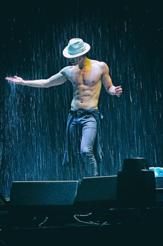 Bi Rain có tên trong danh sách ''100 người ảnh hưởng nhất thế giới'' do tạp chí Time danh tiếng bình chọn năm 2006 và 2011. Bi Rain kể cảm giác mình khi biết mình lọt danh sách này như ''một chú ếch vừa nhảy ra khỏi vũng nước sâu''.