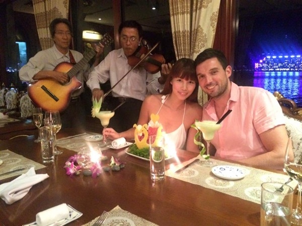 Hà Anh bộc bạch: “Olly là điều tuyệt vời nhất còn sót lại, sau khi tôi rời bỏ khỏi tất cả những hào nhoáng, thị phi của showbiz”. Hà Anh bộc bạch: “Olly là điều tuyệt vời nhất còn sót lại, sau khi tôi rời bỏ khỏi tất cả những hào nhoáng, thị phi của showbiz”.