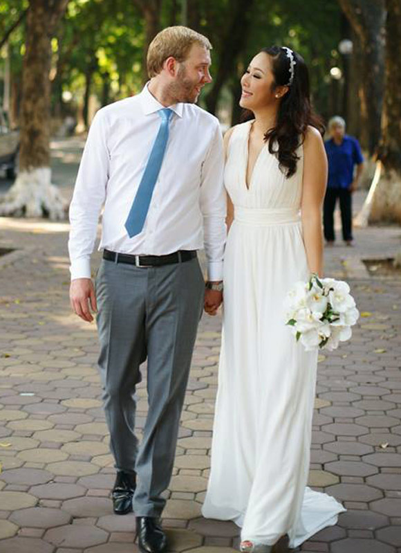 Ngô Phương Lan quen Loz Whitaker đã được hơn một năm trước khi cưới. Hai người tỏ ra rất tình cảm và khăng khít, thấu hiểu nhau. 