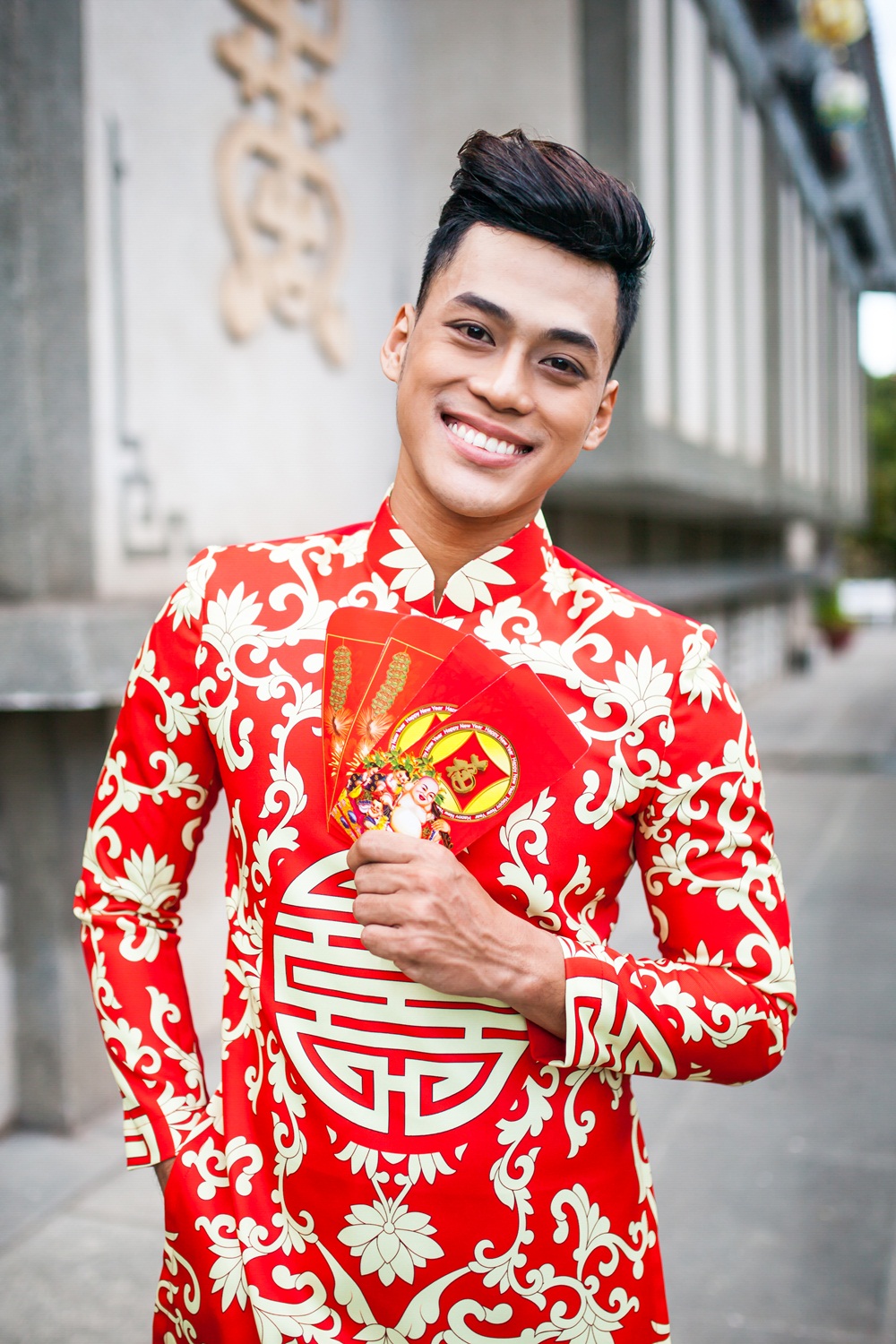 Phan Ngọc Luân sinh ra ở đất mũi Cà Mau. Năm tháng tuổi thơ của anh là những chuỗi ngày buồn. 