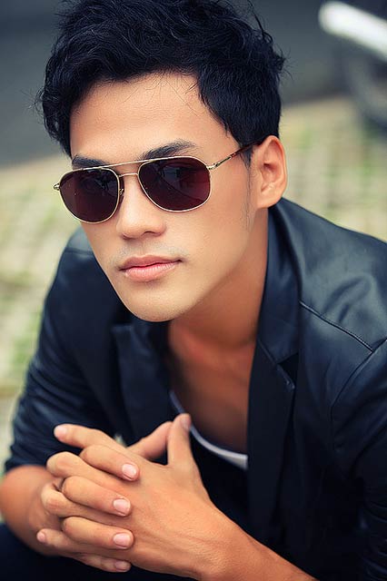Nhiều người bảo Ngọc Luân phải đổi khác, không nên thẳng thắn hay thật thà quá. Bởi lẽ, theo quan niệm của họ, nghệ sĩ cần phải giữ những điều bí mật cho riêng mình, để còn hấp dẫn và làm màu với công chúng. Trưng ra tất cả những gì thuộc về mình như Ngọc Luân sẽ khiến người khác thấy không còn điều gì thú vị.