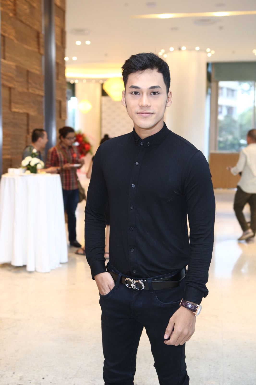 Thời điểm đầu tiên đi hát, anh chàng này cũng giống như những nghệ sĩ khác, bắt đầu đến với phòng trà, hát vài trăm ngàn một sô nhưng vui vẻ và cũng không đầu tư nhiều vì phần lớn thời gian để học tập. 
