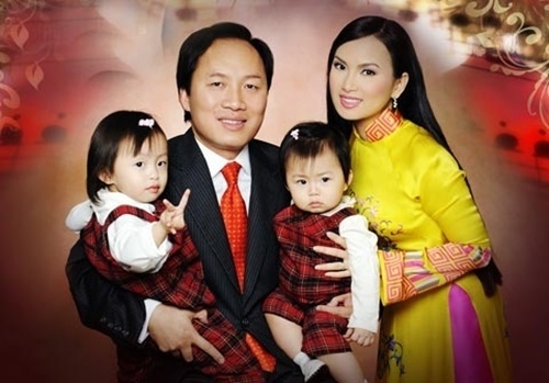 Hà Phương là ca sĩ dòng nhạc dân ca trữ tình khá đình đám ở sân khấu hải ngoại. Cô là em gái của Cẩm Ly và là chị gái của ca sĩ hải ngoại gợi cảm Minh Tuyết. 