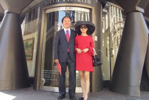 Năm 2008, Chính Chu mua căn hộ tầng 89 và một nửa tầng 90 của toàn tháp TrumpWorldTower với giá 34,5 triệu USD. Không những vậy, ông còn chi thêm 5 triệu USD để mua phần không gian trên nóc tòa tháp đó gồm 34 phòng, với 12 phòng ngủ, và 16 phòng tắm.