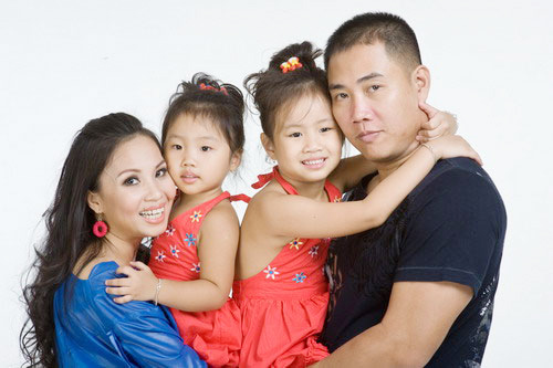  Cẩm Ly và Minh Vy từng bước khẳng định chỗ đứng của họ trong đời sống biểu diễn, mà minh chứng rõ nhất là live show “Tự tình quê hương” qui mô hoành tráng gần như định kỳ hàng năm. 