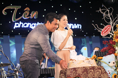 Đức Huy sinh ngày 02/09/1975. Anh là cháu ruột của nhạc sĩ Lê Quang và là chủ phòng trà ca nhạc Không Tên - tụ điểm giải trí nổi tiếng nhất, nhì TP. HCM. Đức Huy sinh ngày 02/09/1975. Anh là cháu ruột của nhạc sĩ Lê Quang và là chủ phòng trà ca nhạc Không Tên - tụ điểm giải trí nổi tiếng nhất, nhì TP. HCM.