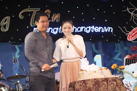 Lệ Quyên và chồng, Lê Đức Huy – ông chủ của phòng trà Không Tên gặp nhau tình cờ ở một phòng trà rồi đem lòng yêu thương nhau từ năm 2008. Lệ Quyên và chồng, Lê Đức Huy – ông chủ của phòng trà Không Tên gặp nhau tình cờ ở một phòng trà rồi đem lòng yêu thương nhau từ năm 2008.
