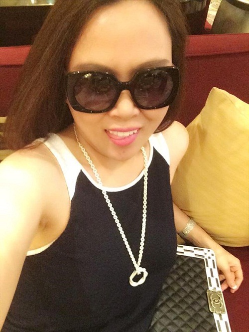 Phượng Chanel, ‘bà hoàng’ khiến Mr. Đàm kiêng nể 17:18 13/07/2014 Người Việt ''Sao'' Mr.Đàm nổi tiếng là ông hoàng của showbiz Việt và cũng có tiếng là … đanh đá. Nhưng thông tin về người phụ nữ khiến “ông hoàng” này cũng phải nhún nhường. showbin, Phượng Chanel,, Mr. Đàm, Đàm-Vĩnh-Hưng, nghệ-sĩ Qua lời kể của một số ngôi sao trong showbiz, Phượng Chanel rất được giới nghệ sỹ nể phục và tôn trọng. Được biết, trước khi chuyển ra ngoài kinh doanh, Phượng Chanel từng làm trong ngành công an 8 năm. Tuy nhiên, sau đó chị xin ra khỏi ngành vì 1 số lý do riêng. showbin, Phượng Chanel,, Mr. Đàm, Đàm-Vĩnh-Hưng, nghệ-sĩ Giới truyền thông cho hay, Phượng Chanel là dân kinh doanh. Hiện chị có cổ phần lớn trong công ty Siêu sao Việt của Mr Đàm. Một số nguồn tin cho biết, cổ phần của Phượng Chanel và Mr Đàm trong Siêu sao Việt gần như tương đương nhau. showbin, Phượng Chanel,, Mr. Đàm, Đàm-Vĩnh-Hưng, nghệ-sĩ Ngoài công ty giải trí của Mr Đàm, Phượng còn có cổ phần trong công ty của người mẫu Xuân Lan. showbin, Phượng Chanel,, Mr. Đàm, Đàm-Vĩnh-Hưng, nghệ-sĩ Nữ đại gia sành điệu với cuộc sống giàu sang: biệt thự, xế sang và vây quanh bởi thương hiệu hàng đầu thế giới: Channel showbin, Phượng Chanel,, Mr. Đàm, Đàm-Vĩnh-Hưng, nghệ-sĩ showbin, Phượng Chanel,, Mr. Đàm, Đàm-Vĩnh-Hưng, nghệ-sĩ Phượng Channel là một phụ nữ đẹp, thành đạt. Trên facebook cá nhân, Phượng Channel tự nhận mình là người phụ nữ bản năng. Phượng Chanel, ‘bà hoàng’ khiến Mr. Đàm kiêng nể 17:18 13/07/2014 Người Việt ''Sao'' Mr.Đàm nổi tiếng là ông hoàng của showbiz Việt và cũng có tiếng là … đanh đá. Nhưng thông tin về người phụ nữ khiến “ông hoàng” này cũng phải nhún nhường. showbin, Phượng Chanel,, Mr. Đàm, Đàm-Vĩnh-Hưng, nghệ-sĩ Qua lời kể của một số ngôi sao trong showbiz, Phượng Chanel rất được giới nghệ sỹ nể phục và tôn trọng. Được biết, trước khi chuyển ra ngoài kinh doanh, Phượng Chanel từng làm trong ngành công an 8 năm. Tuy nhiên, sau đó chị xin ra khỏi ngành vì 1 số lý do riêng. showbin, Phượng Chanel,, Mr. Đàm, Đàm-Vĩnh-Hưng, nghệ-sĩ Giới truyền thông cho hay, Phượng Chanel là dân kinh doanh. Hiện chị có cổ phần lớn trong công ty Siêu sao Việt của Mr Đàm. Một số nguồn tin cho biết, cổ phần của Phượng Chanel và Mr Đàm trong Siêu sao Việt gần như tương đương nhau. showbin, Phượng Chanel,, Mr. Đàm, Đàm-Vĩnh-Hưng, nghệ-sĩ Ngoài công ty giải trí của Mr Đàm, Phượng còn có cổ phần trong công ty của người mẫu Xuân Lan. showbin, Phượng Chanel,, Mr. Đàm, Đàm-Vĩnh-Hưng, nghệ-sĩ Nữ đại gia sành điệu với cuộc sống giàu sang: biệt thự, xế sang và vây quanh bởi thương hiệu hàng đầu thế giới: Channel showbin, Phượng Chanel,, Mr. Đàm, Đàm-Vĩnh-Hưng, nghệ-sĩ showbin, Phượng Chanel,, Mr. Đàm, Đàm-Vĩnh-Hưng, nghệ-sĩ Phượng Channel là một phụ nữ đẹp, thành đạt. Trên facebook cá nhân, Phượng Channel tự nhận mình là người phụ nữ bản năng.