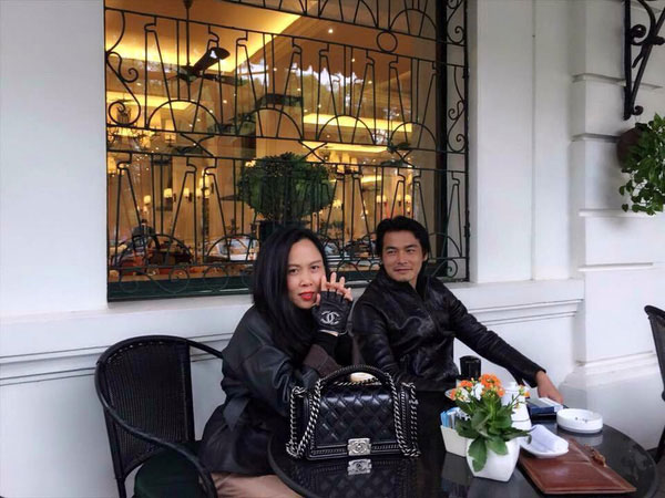Chàng diễn viên rạng ngời hạnh phúc bên bạn gái hơn tuổi.