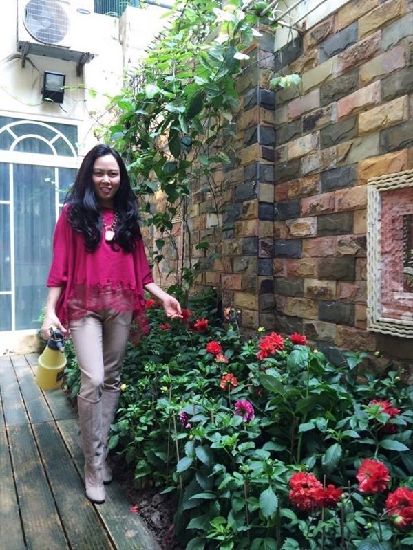 Ngoài những bộ đầm đắt giá, Phượng Chanel còn nổi tiếng là người ''nghiện'' quần jeans nhất. Nữ doanh nhân xinh đẹp luôn tự tin với bất cứ kiểu quần nào. Ngoài những bộ đầm đắt giá, Phượng Chanel còn nổi tiếng là người ''nghiện'' quần jeans nhất. Nữ doanh nhân xinh đẹp luôn tự tin với bất cứ kiểu quần nào.