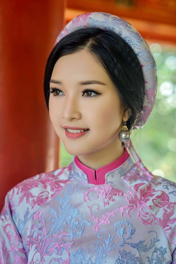 Cô từng đạt học sinh giỏi 10 năm liền, Giải Nhì Hội thi Bí thư Chi đoàn cấp Thành phố, Gương mặt tiêu biểu thực hiện cuộc vận động tuổi trẻ Việt Nam học tập và làm theo tấm gương đạo đức Hồ Chí Minh, 