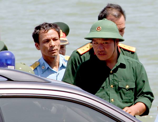 Trong những tin tức thời sự 24h h&ocirc;m nay c&oacute; việc đ&oacute;n 1 phi c&ocirc;ng Su-30 về đất liền