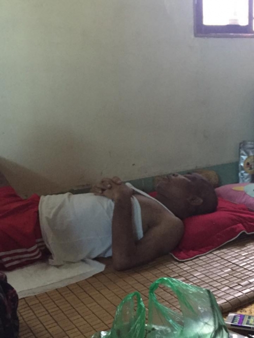 Nghệ sĩ Hán Văn Tình nổi tiếng với vai diễn Chu Văn Quềnh đã bị phù nề và mệt hơn nhiều sau quãng thời gian truyền hóa chất điều trị ung thư. Ảnh: Người đưa tin