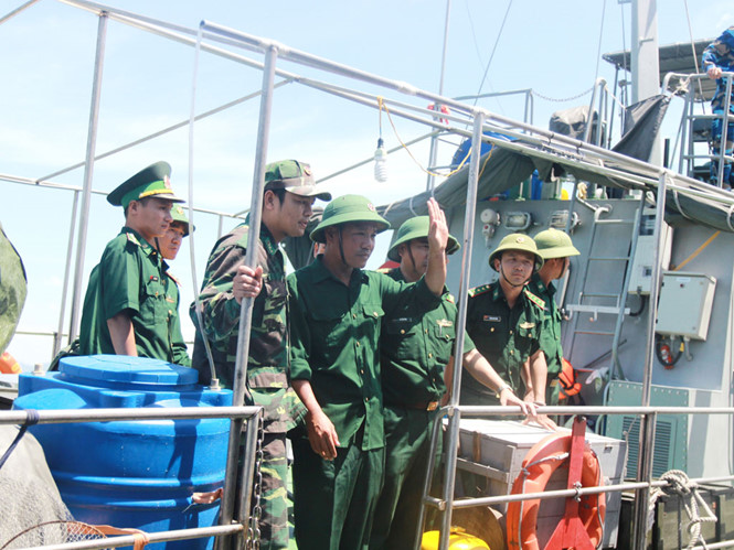 Phi c&ocirc;ng Nguyễn Hữu Cường (người giơ tay ch&agrave;o)