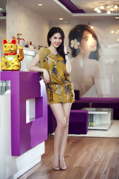 Bà chủ xinh đẹp Ngọc Trinh tươi tắn, mãn nguyện