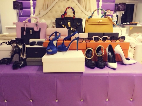 Những chiếc túi xách của các thương hiệu nổi tiếng như Hermes, Chanel, Salvatore Ferragamo... có giá trị lớn được cô nàng ưa chuộng và sử dụng thường xuyên.