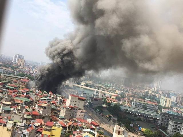 Kh&oacute;i đen ngồn ngộn bốc l&ecirc;n từ vụ ch&aacute;y tr&ecirc;n đường Trường Chinh Kh&oacute;i đen ngồn ngộn bốc l&ecirc;n từ vụ ch&aacute;y tr&ecirc;n đường Trường Chinh