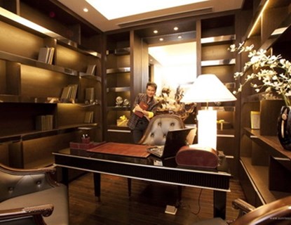 Không chỉ là Penthouse sang trọng bậc nhất và hoành tráng về quy mô với tổng diện tích sử dụng khoảng 700m2 chưa kể đến khu sân vườn trên cao. Penthouse của Đàm Vĩnh Hưng chính là điển hình của sự kết hợp hoàn hảo giữa kiến trúc và các thiết bị nội thất hiện đại.