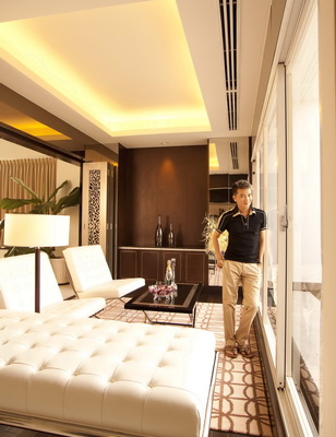 Toàn bộ tầng dưới của Penthouse dành để thư giãn, nghỉ ngơi và sinh hoạt chung với phòng khách sang trọng, bàn ăn cao cấp cùng khu vực bếp với quầy bar thiết kế rất hiện đại và cả khu thư giãn