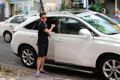 Chiếc xế sang Lexus màu trắng này được Đàm Vĩnh Hưng yêu thích và thường sử dụng làm phương tiện đi lại hàng ngày.