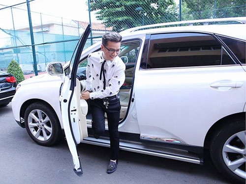 Chiếc xe mà Đàm Vĩnh Hưng đang dùng hiện nay là chiếc Lexus RX 350 đời 2011 màu trắng có trị giá khoảng 3 tỷ đồng.Chiếc xe mà Đàm Vĩnh Hưng đang dùng hiện nay là chiếc Lexus RX 350 đời 2011 màu trắng có trị giá khoảng 3 tỷ đồng.
