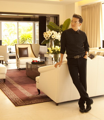 Nam ca sĩ Đàm Vĩnh Hưng cũng đã quyết định chi gần 3 triệu USD để mua Penthouse - một dạng biệt thự trên không với hai tầng lầu, và thường nằm ở vị trí cao nhất trong tổng thể xây dựng một tòa nhà cao cấp.