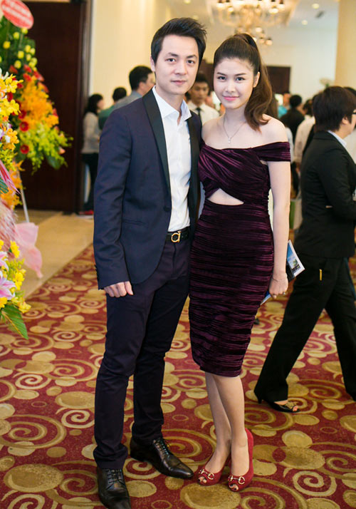 Với nam ca sĩ Nơi đâu bán phép màu, bà xã kém anh hai tuổi là hậu phương vững chắc. 