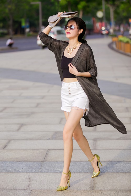 Anh cũng rất cảm kích trước việc Thủy Anh sẵn sàng hy sinh mơ ước nghệ thuật để lui về phía sau cánh gà hỗ trợ chồng. 