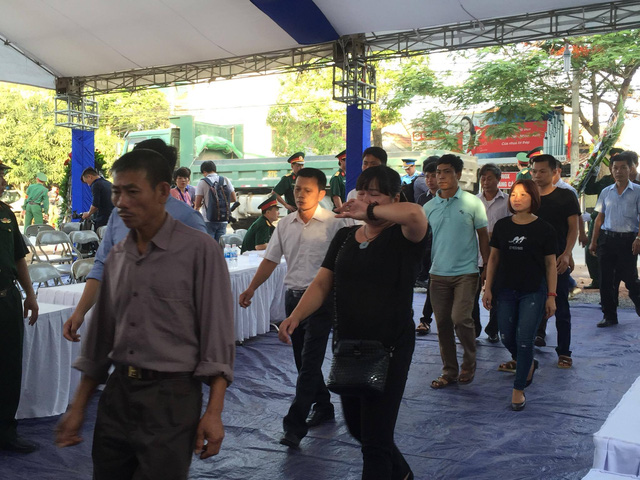 Chị Nguyễn Thị Hòa (40 tuổi, trú tại khối 3, phường Hưng Dũng, thành phố Vinh, Nghệ An) khóc nức nở khi đoàn xe đưa thi hài đại tá Trần Quang Khải chuyển bánh. Ảnh: Dân Trí