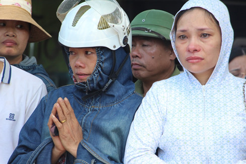 Người dân cũng vào viếng, thắp hương tưởng nhớ Đại tá Trần Quang Khải. Ảnh: Thanh Niên