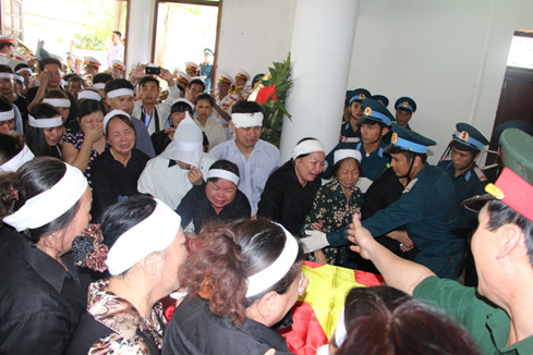 Người thân của đại tá Trần Quang Khải quặn thắt lòng trước sự ra đi đột ngột của anh. Ảnh: Thanh Niên