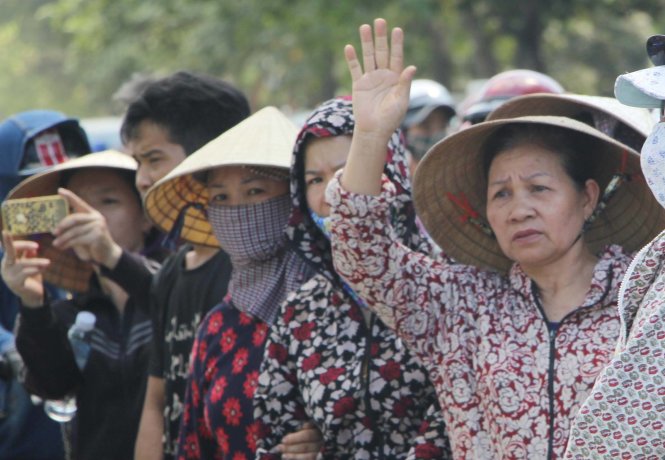 Bà Thái Thị Đương – cựu thanh niên xung phong Trường Sơn (trú phường Lê Lợi, TP Vinh) không giấu nổi sự nghẹn ngào: “Sự mất mát nào cũng đau đớn nhưng anh đã được trở về với quê hương, Đăng ký và nhận 60K 24 bao lì xì miễn phí mỗi ngày. Mong rằng, 9 người lính đang mất tích ngoài biển khơi sẽ sớm được tìm thấy, về với cha mẹ, vợ con, với quê hương, 13Win19 com game bài đổi thưởng”. Ảnh: Tuổi Trẻ