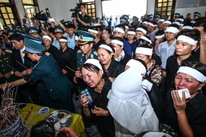 Các đồng đội của đại tá Trần Quang Khải thắm nén nhang tiễn biệt người anh, người em, đồng chí, đồng đội đã an dũng hy sinh. Ảnh: Tuổi Trẻ