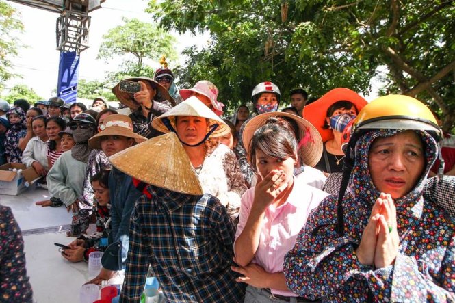 Cựu chiến binh Nguyễn Đăng Hùng (xã Hưng Lộc, TP Vinh) chờ đợi 2 tiếng để vào viếng, nghẹn ngào: “Rất thương xót, đau đớn trước sự hy sinh của Đại tá Trần Quang Khải. Cũng như nhiều người dân Nghệ An, chúng tôi xin thắp một nén tâm nhang tưởng nhớ, ghi ơn đồng chí – Đại tá Trần Quang Khải. Mong đồng chí yên nghỉ chốn vĩnh hằng”. Ảnh: Tuổi Trẻ