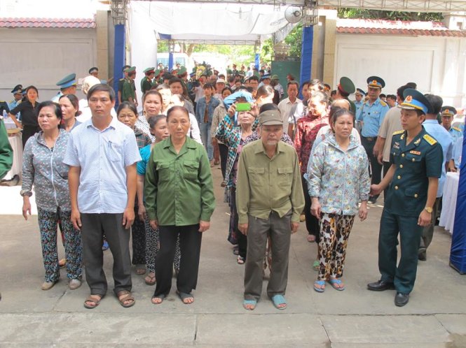 Đông đảo bà con nhân dân Nghệ An và các khu vực lân cận vào viếng đại tá Khải. Ảnh: Tuổi Trẻ