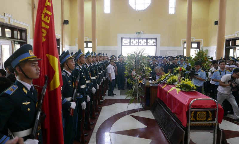 Từ sáng sớm, hàng chục người thân cùng đồng đội của anh đã có mặt tại Đài hoá thân để chuẩn bị cho buổi lễ. Ảnh: Vietnamnet