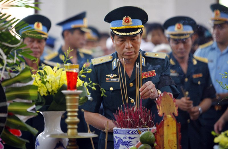 Rất đông người dân tại Hà Nội cũng đã tới đây để đưa tiễn anh Khải lần cuối. Ảnh: Vietnamnet