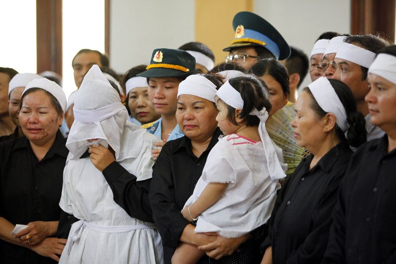 Những người thân khóc nghẹn trong giờ phút tiễn biệt. Ảnh: Vietnamnet