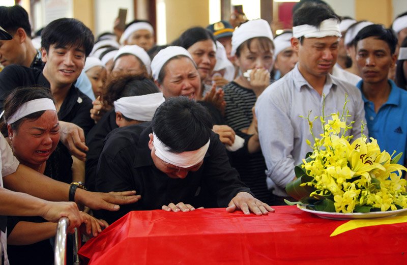 Sáng 21/6, thi hài phi công Trần Quang Khải được đưa từ quê nhà Bắc Giang tới Đài hoá thân Hoàn Vũ (Văn Điển, Hà Nội) để làm lễ hoả táng. Ảnh: Vietnamnet