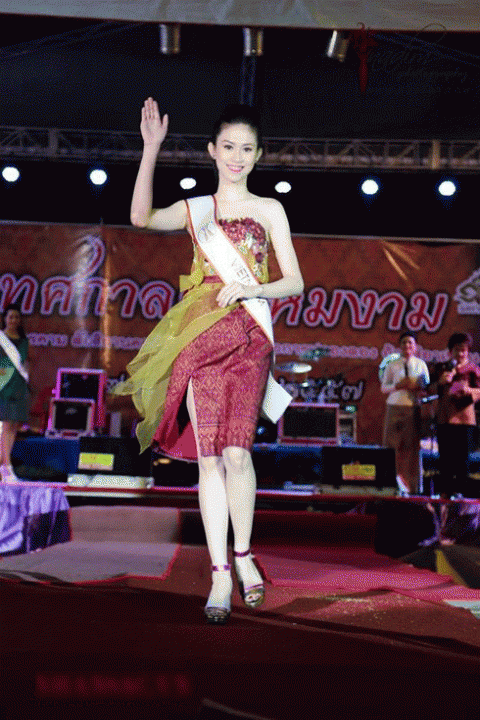  Thu Vũ là người đặt câu hỏi cho thí sinh Hàn Quốc: “What do you think is the essence of winning this pageant?'' (Bạn nghĩ ý nghĩa của việc thắng cuộc thi sắc đẹp này là gì?).
