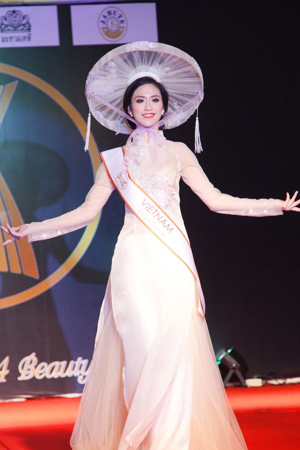 Sau khi clip nói tiếng Anh của Hoa hậu Đông Nam Á 2014 Vũ Trần Triều Thu (Thu Vũ) lan truyền chóng mặt trên mạng xã hội, Thu Vũ đã khóa Facebook để không còn nhận những ý kiến trái chiều của cư dân mạng gửi cho mình.