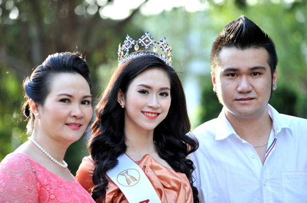Cuối năm 2014, với sự động viên từ bạn bè, Triều Thu đã mạnh dạn nộp hồ sơ đăng kí tham gia cuộc thi Hoa hậu Đông Nam Á diễn ra tại Thái Lan, do Tổng cục du lịch Thái Lan - Amazing Thai phối hợp tổ chức