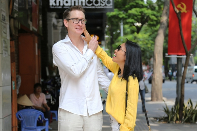 Đến nỗi sau này khi con gái nhỏ ra đời, nhìn làn da trắng của con mà Johan thốt lên: “Ước gì sau này con gái có làn da ngăm giống mẹ”. 