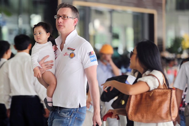 Cô biết rằng thời gian rong chơi đã đến lúc khép lại, chồng và con gái nhỏ giờ đây mới là lẽ sống của mình. 