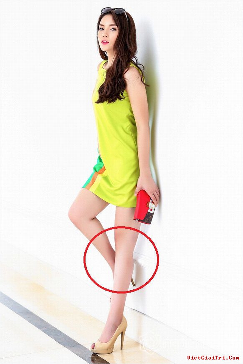 Vết tích photoshop lộ liễu trên chân trái