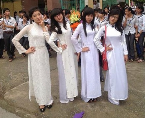 Kỳ Duyên thời chưa đăng quang (ngoài cùng bên trái).