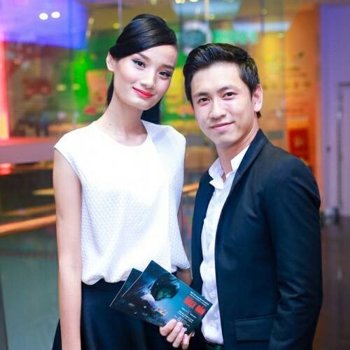 Nhìn những hình ảnh đám cưới ở quê nhà với mâm cỗ đơn giản và hình ảnh cô dâu diện áo dài vẫn cầm chổi quét sân trong lễ ăn hỏi, có lẽ mọi người đã tự hiểu hạnh phúc của Lê Thúy không chỉ là may mắn.