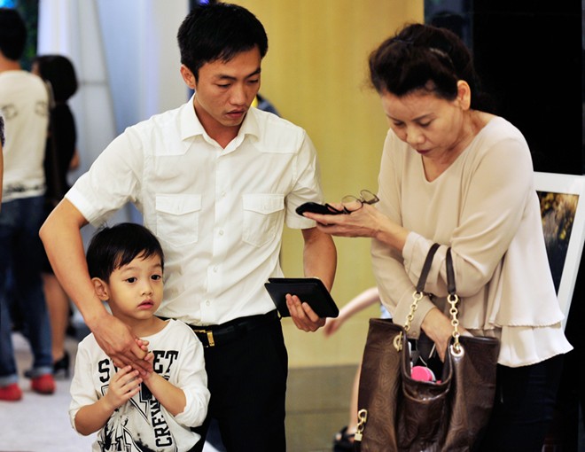 Rất nhiều người phải khen ngợi: ''Một ông bố tốt là một ông bố biết làm bạn với con mình''; ''Nhìn hai bố con cưng quá''; ''Khuôn đúc''; ''Hai bố con tình cảm quá, Subeo lớn quá rồi''...