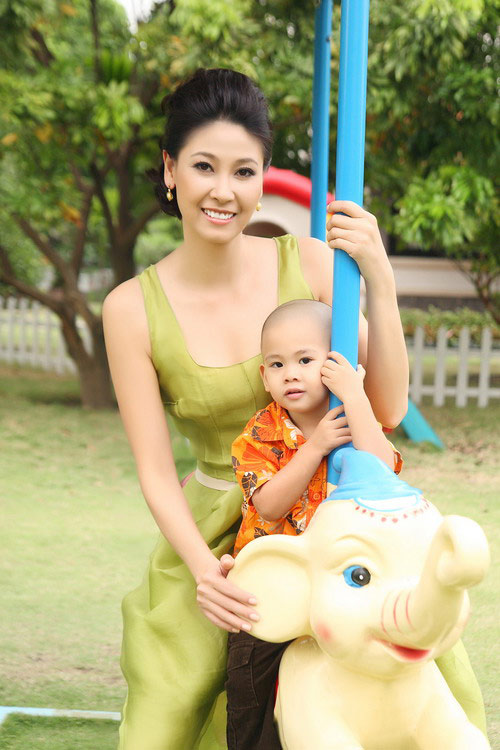 Hiện tại, Hà Kiều Anh đang sống rất hạnh phúc cùng người chồng thứ 2 và 3 nhóc tỳ đáng yêu. 
